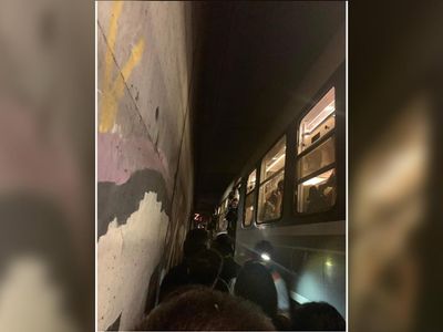 Paris'te trenin aksaması sonucu yolcular tünelde mahsur kaldı!