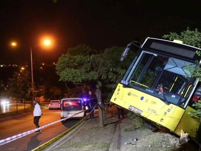 Park halindeyken freni boşaldı: İETT otobüsü evin bahçesine daldı