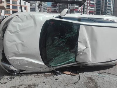 Pedalları Karıştırdı: Araç Yan Binanın Otoparkına Düştü