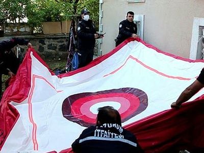 Pencereden Atlamak İsteyen Annesini Son Anda Kurtardı!