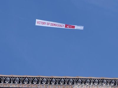 Pensilvanya Semalarında 'Demokrasi Zaferi' Afişi Taşıyan Uçak Uçuruldu