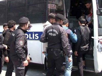 Polis ekipleri göz açtırmadı: İstanbul'da yakalanan 250 kaçak göçmen gözaltına alındı!