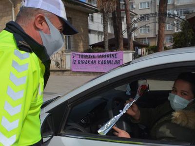 Polis Ekiplerinden Güzel Jest: Ceza Değil Çiçek Verdiler