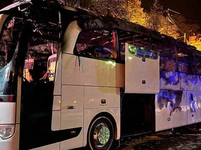 Polisleri taşıyan otobüs alev aldı: Canlarını son anda kurtardılar