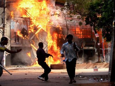 Protestocular hükümet binasını bastı: Başbakan helikopterle kaçtı