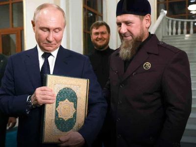 Putin, Hz. İsa Camii’nde Kur’an-ı Kerim’i Öptü