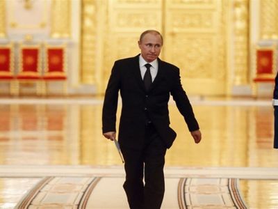 Putin'in sağ kolu neden hep sabit? Putin neden sağ kolu sabit yürüyor? Putin neden böyle yürüyor? Yürüyüşündeki detay hakkında olay iddia