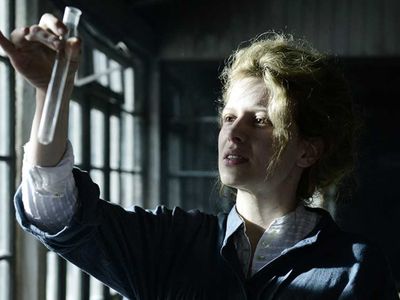 Radyoaktif film konusu ve oyuncuları
