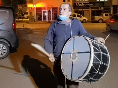 Ramazan Davulcusu Bahşişleriyle Yetimlere Bayramlık Aldı