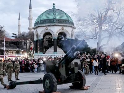 Ramazanın ilk iftarını açmak için İstanbullular Sultanahmet Meydanını doldurdu