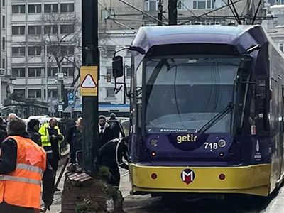 Raydan çıkan tramvay elektrik direğine çarptı: Yolcular tahliye edildi