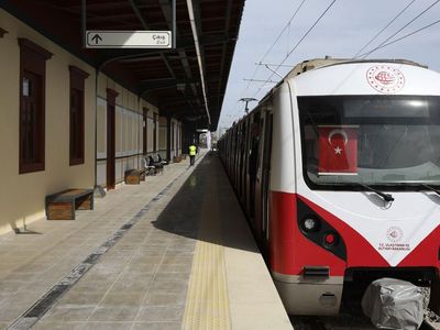 Raylı sistem açılışı için İstanbul'da bazı yollar trafiğe kapatıldı!