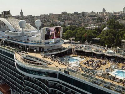 Regal Princess isimli dev gemi Galataport Limanı'na demir attı: Gemide sinema keyfi kameralara yansıdı