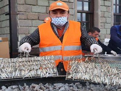 Rekor Hamsi Tüketimi! Rize’de Gerçekleştirilen Festivalde 2 Saatte Tonlarca Hamsi Yenildi