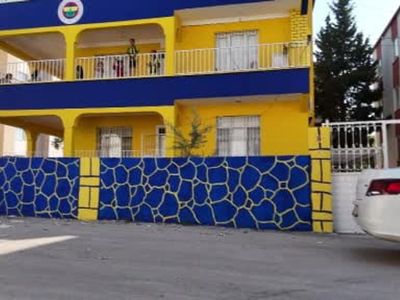 Reyhanlı'da fanatik ailenin boyadığı 'Fenerbahçeli ev' simge haline geldi