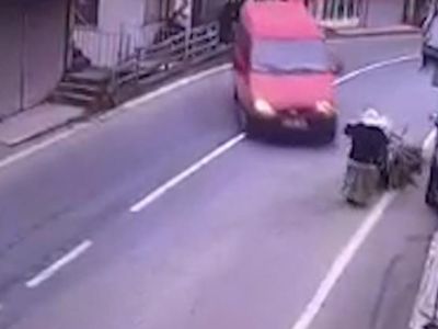 Rize'de El Arabası İle Odun Taşıyan Kadına Minibüs Çarptı!