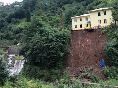 Rize'de Heyelan Sonucu Bir Okulun Bahçesi Çöktü