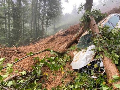 Rize’de heyelan yaşandı: Yollar toprak altında kaldı