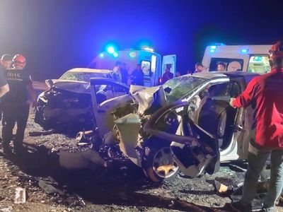 Rize’de iki otomobil kafa kafaya çarpıştı: 2 ölü ve 6 yaralı var
