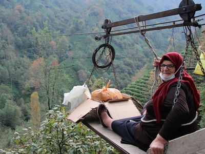 Rize’de Tehlikeli Yolculuk: Arazilerine Teleferikle Gidiyorlar