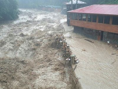 Rize’de Yine Sel Oldu! Dereler Taştı, Yollar Kapandı, Köprü Ulaşıma Kapandı