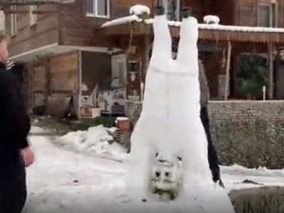 Rize'de Yoğun Kar Yağışını Değerlendiren Vatandaşlar Kardan Adamı Bu Kez Tersten Yaptı!