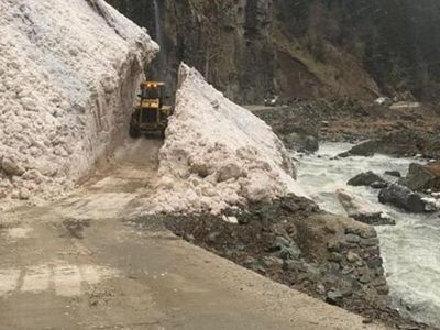 Rize'de Yola Çığ Düştü