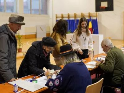 Romanya'da halk genel seçim için sandık başında