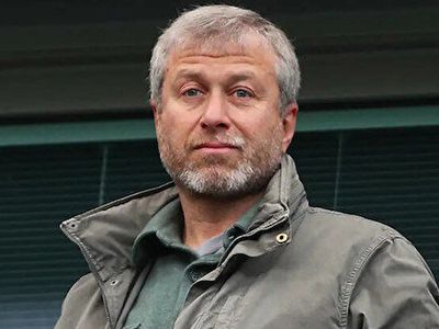 Rus İş İnsanı Roman Abramovich'in mal varlıklarının dondurulması nedeniyle Chelsea'nin satışı askıya alındı!