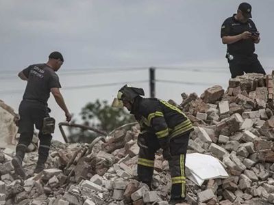 Rusya dur durak bilmiyor! Ukrayna'ya bağlı Çasov Yar şehrini bombaladı: 35 kişi enkaz altında