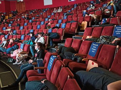 Rusya'da Kar Fırtınası Nedeniyle Evine Gidemeyen 120 Kişi Geceyi Sinema Salonunda Geçirdi!