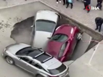 Rusya'da Patlayan Su Borusu Sürücülere Zor Anlar Yaşattı
