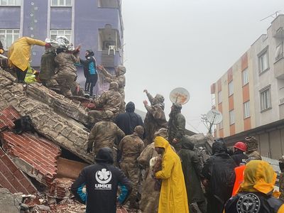 Rusya’dan deprem açıklaması: 2 uçağımız yardıma hazır tutuluyor