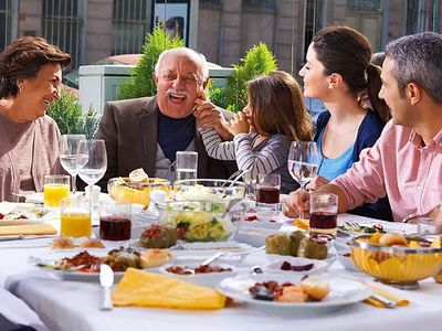 Rüyada Kalabalık Masada Yemek Yemek Ne Anlama Gelir?