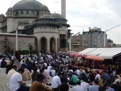 Sabahın İlk Işıklarında Camilere Akın Edildi! Taksim Camii'nde İlk Namaz