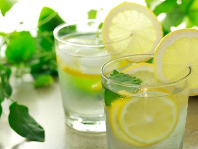Limonlu su ne işe yarar, hangi tansiyona iyi gelir? Sabahları aç karnına limonlu su içmenin önlediği hastalıklar