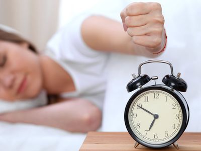 Sabahları yorgun uyanmak ve alarmlarınızı ertelemenin sebebi belli oldu! Meğer o hastalığın habercisiymiş!