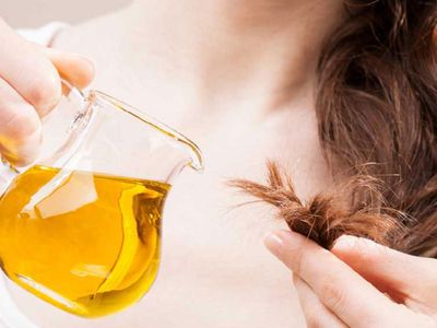 Saça zeytin yağı sürülür mü, etkileri nelerdir? Zeytin yağı saça iyi gelir mi? Hangi saç tipi zeytin yağı kullanabilir? Zeytin yağı saçta nasıl kullanılır kokar mı?
