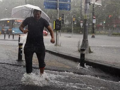 Sağanak İstanbul’u etkisi altına aldı: Evler ve iş yerlerini su bastı!