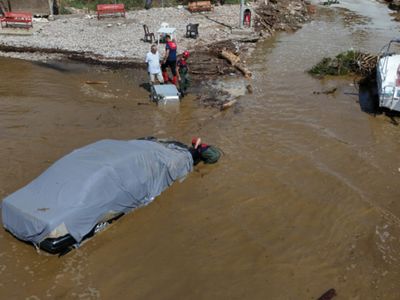 Sağanak Yağış Hayatı Olumsuz Etkiledi: Yol Çöktü, Araçlar Denize Sürüklendi