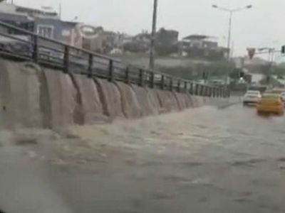 Sağanak yağış İzmir’i etkisi altına aldı: Sokaklar göle döndü