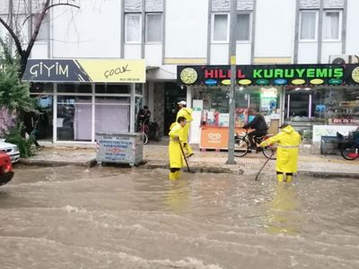 Sağanak yağış o ilde hayatı felç etti: Çok sayıda ev ve iş yeri sular altında kaldı