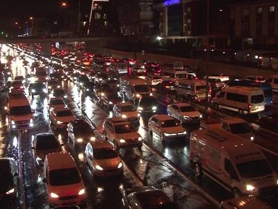 Sağanak yağış ulaşımı felç etti: İstanbul’da trafik yoğunluğu yüzde 90’a ulaştı