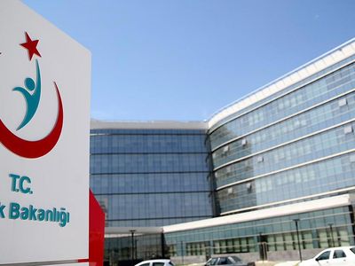 Sağlık Bakanlığı binasının önüne gelen sağlık çalışanı: 'Fahrettin Koca gelmezse kendimi patlatacağım!'