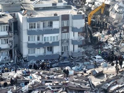 Sağlık çalışanlarını canlarını hiçe saydı: Deprem anında kuvözdeki bebekleri korudular