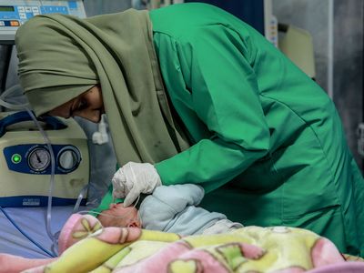Sağlık görevlileri Gazzeli bebekler için mücadele ediyorlar!