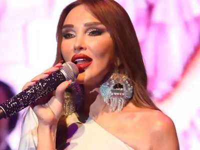 Sahnelere geri dönen Seren Serengil iç çamaşırsız giydiği elbiseyle takipçilerinin ''Külot giymediniz mi?'' soruları ile eleştirildi
