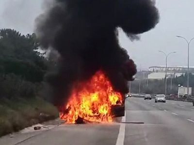 Sakarya Tem Otoyolu'nda Otomobil Yandı