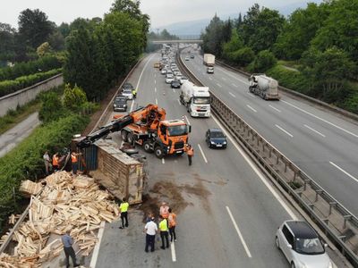 Sakarya TEM Otoyolunda Zincirleme Kaza: 13 Araç Birbirine Girdi
