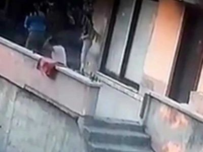 Sakarya'da bir garip olay! Evinin önünde kızıyla sohbet eden adama Yorgun mermi isabet etti kızının gözü önünde yere yığıldı